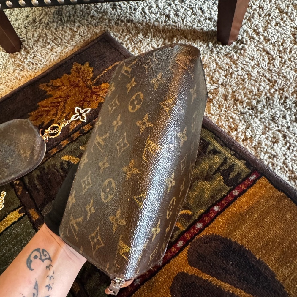 Louis Vuitton monogram full zip Preloved wallet & unbranded, charm, and chain - Picture 11 of 15